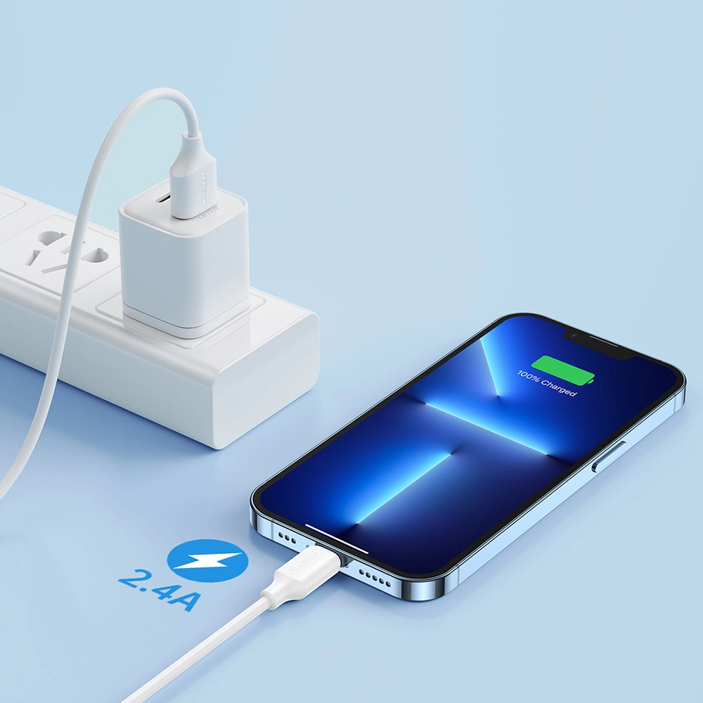 Uno smartphone in carica con un cavo bianco collegato a un adattatore a muro, mostra l'icona della batteria carica.