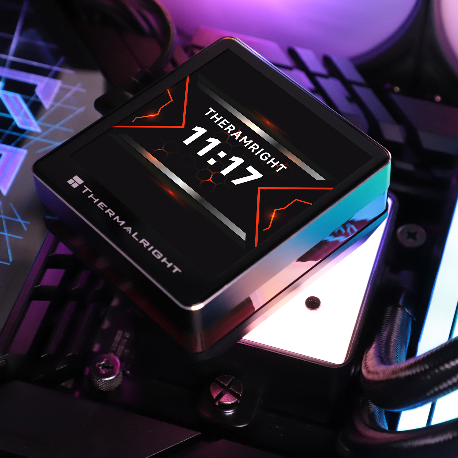Disipador de CPU Thermalright con pantalla que muestra las 11:17, montado en una placa base.