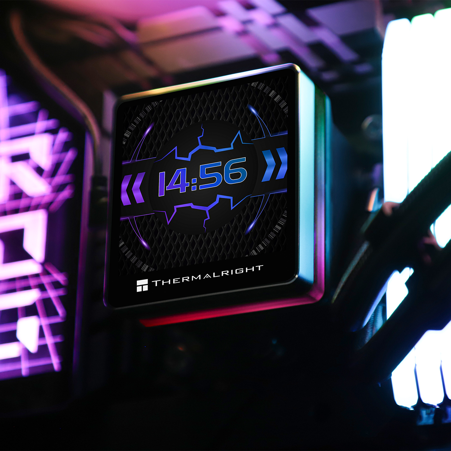 Un disipador de CPU con pantalla muestra 14:56 en un PC con luces RGB.