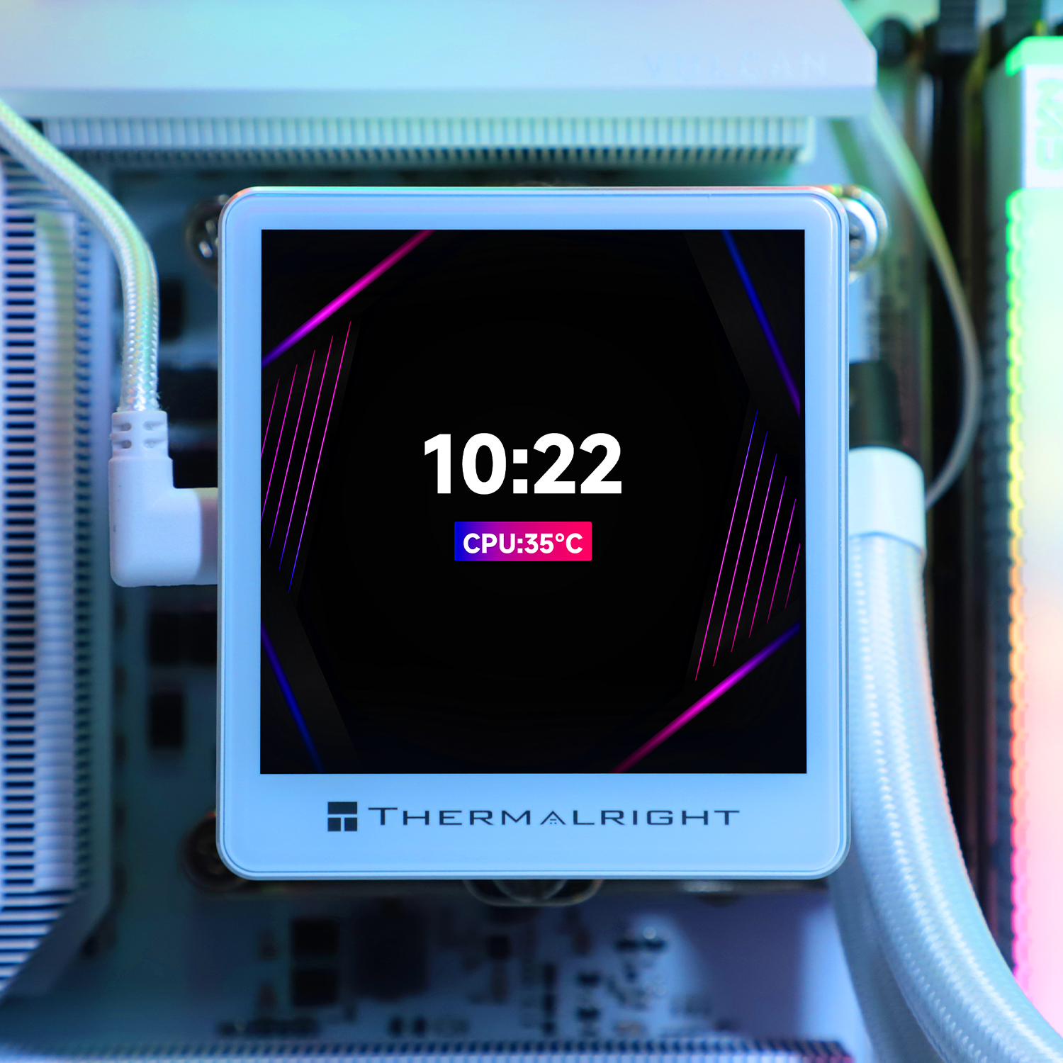 Un disipador de CPU Thermalright blanco con pantalla muestra la hora 10:22 y 35°C de temperatura.