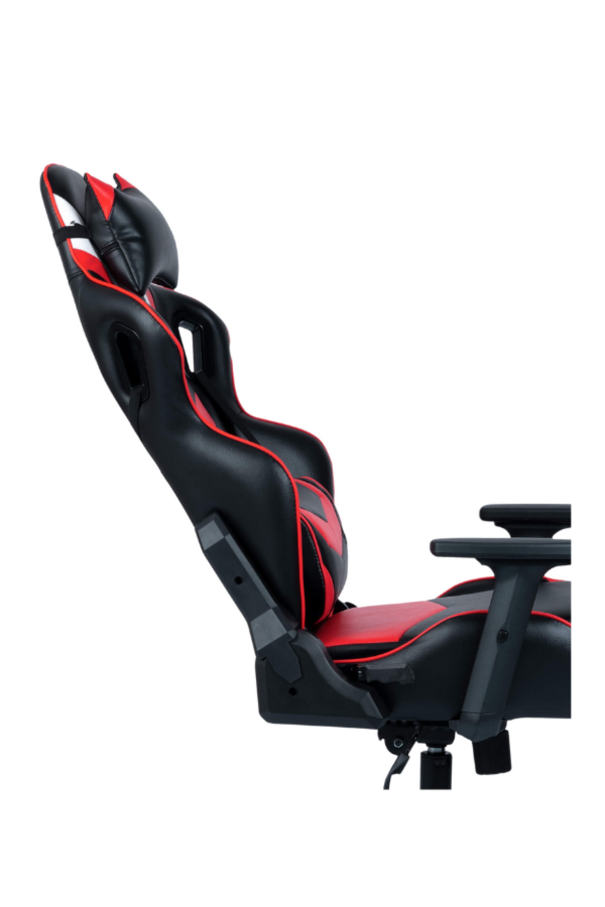 Başlıklı ve ayarlanabilir kolçaklı siyah ve kırmızı ergonomik oyuncu koltuğunun yan görünümü.