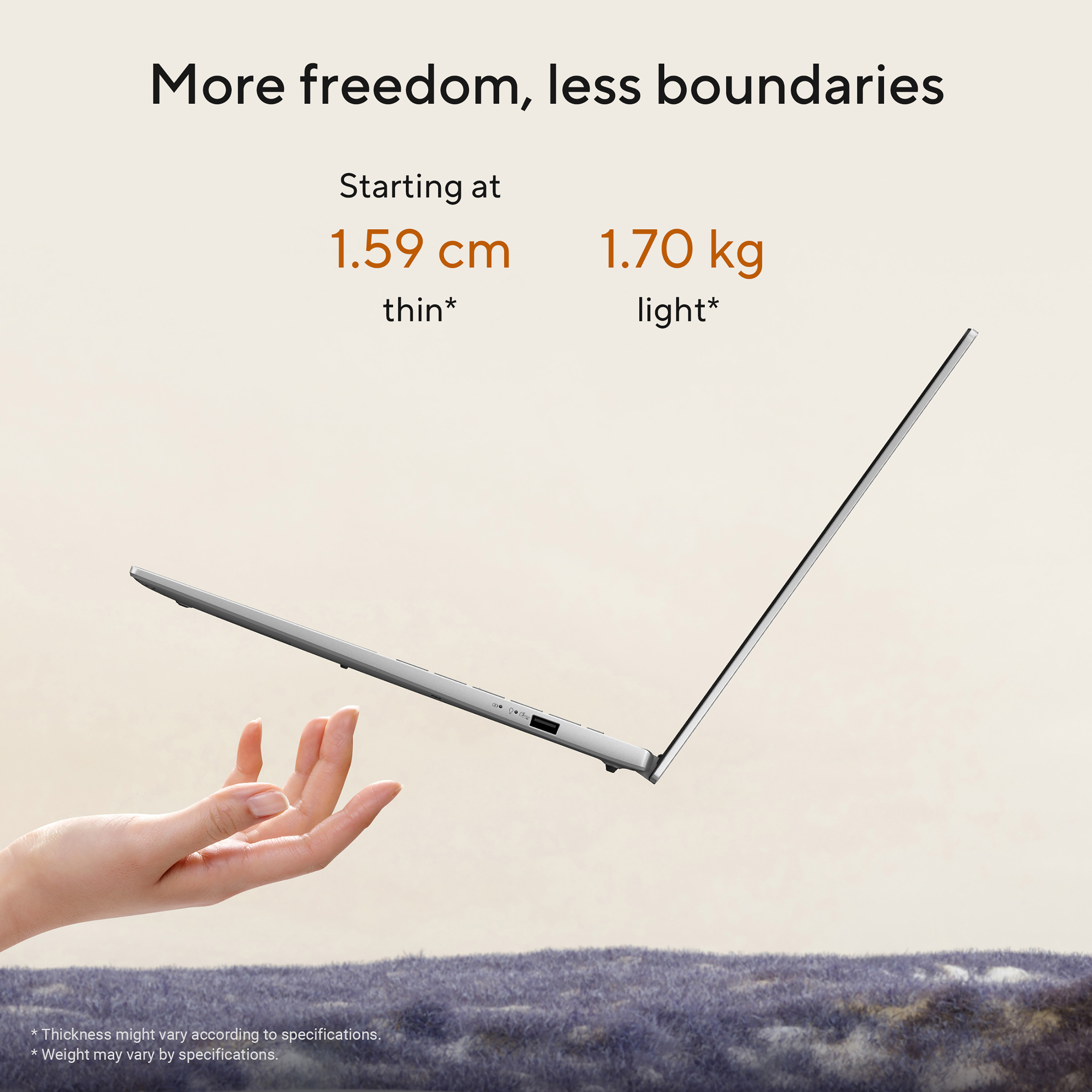 Eine Hand hält leicht ein schlankes, silbernes Notebook. Text oben zeigt 1,59 cm und 1,70 kg.