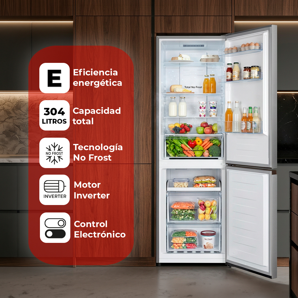 Un refrigerador plateado abierto con comida, junto a un cartel rojo con sus características.