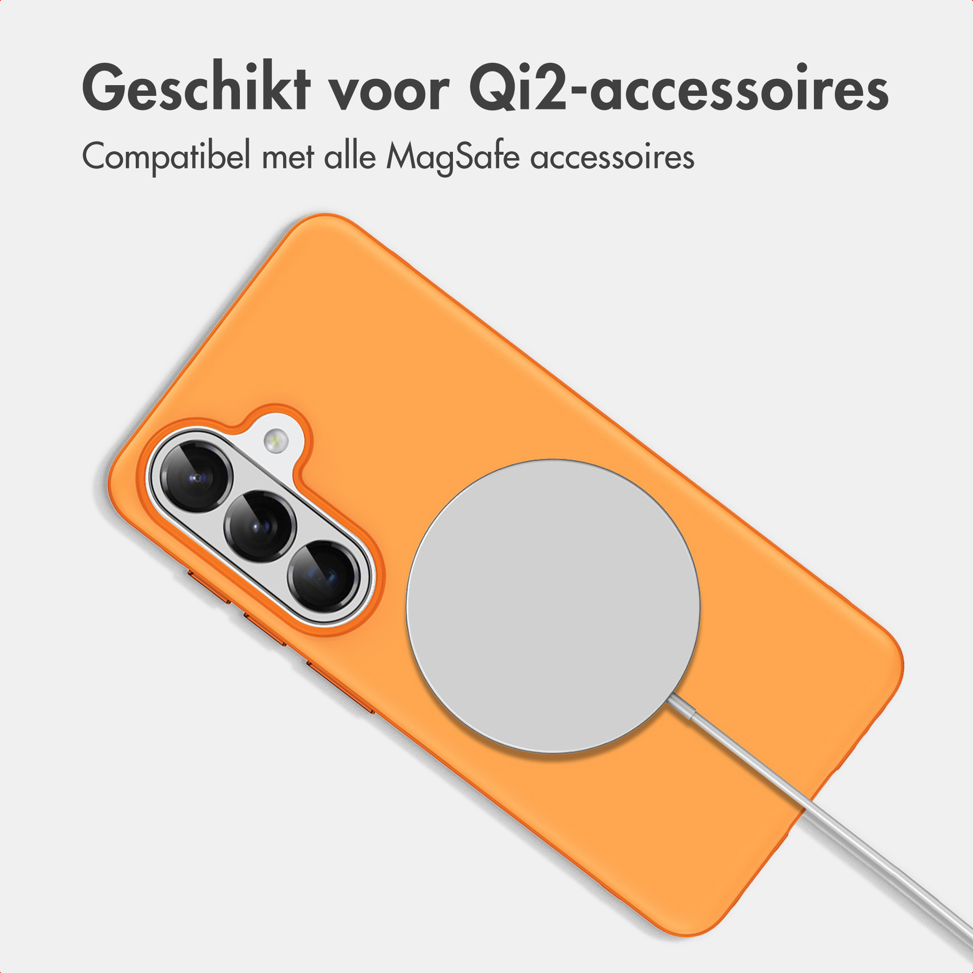 Eine orange Handyhülle mit einem runden magnetischen Ladeadapter auf der Rückseite vor hellem Hintergrund.