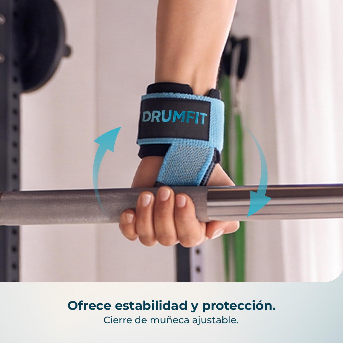 Mano de un deportista con muñequera azul agarrando una barra.