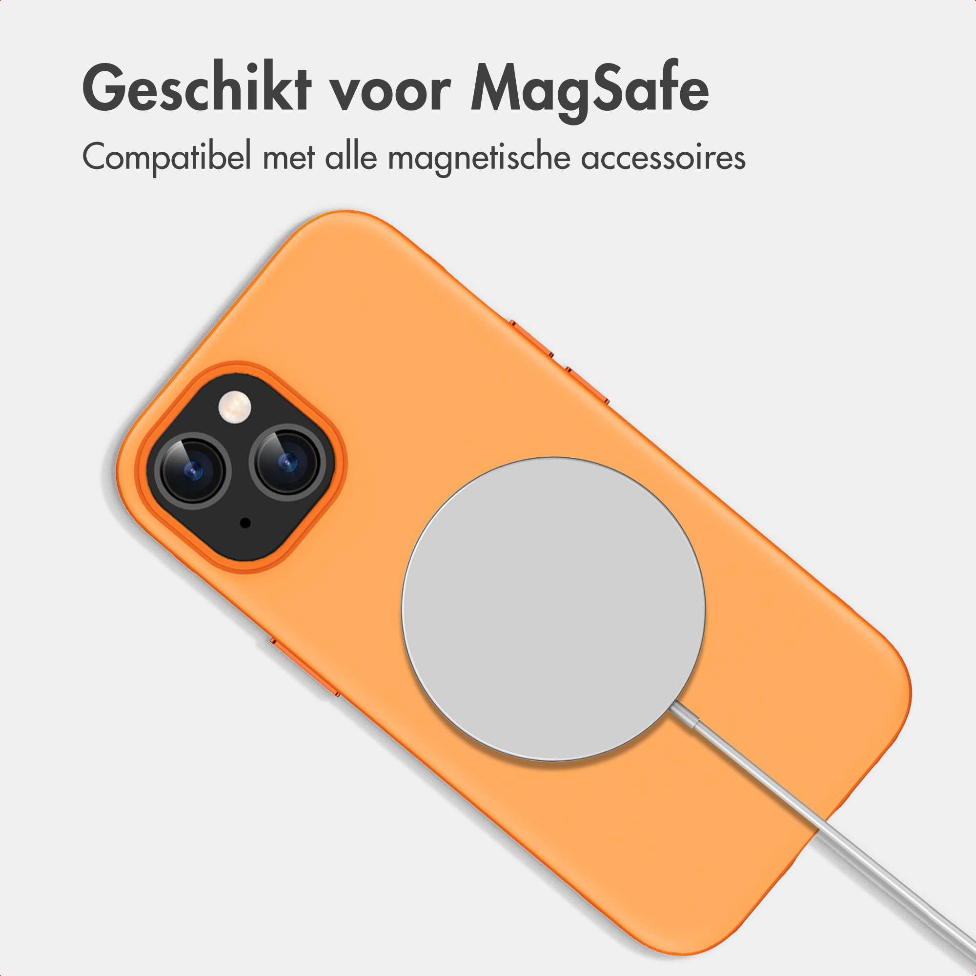 Oranje telefoonhoesje met aangesloten ronde MagSafe-oplader tegen een grijze achtergrond.