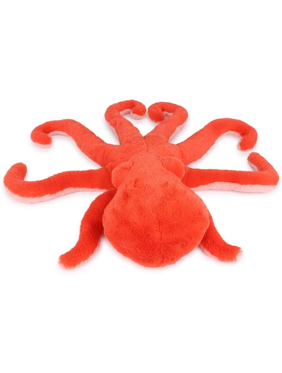 Ein weicher, orangefarbener Plüsch-Oktopus mit rosa Unterseite liegt auf weißem Hintergrund.