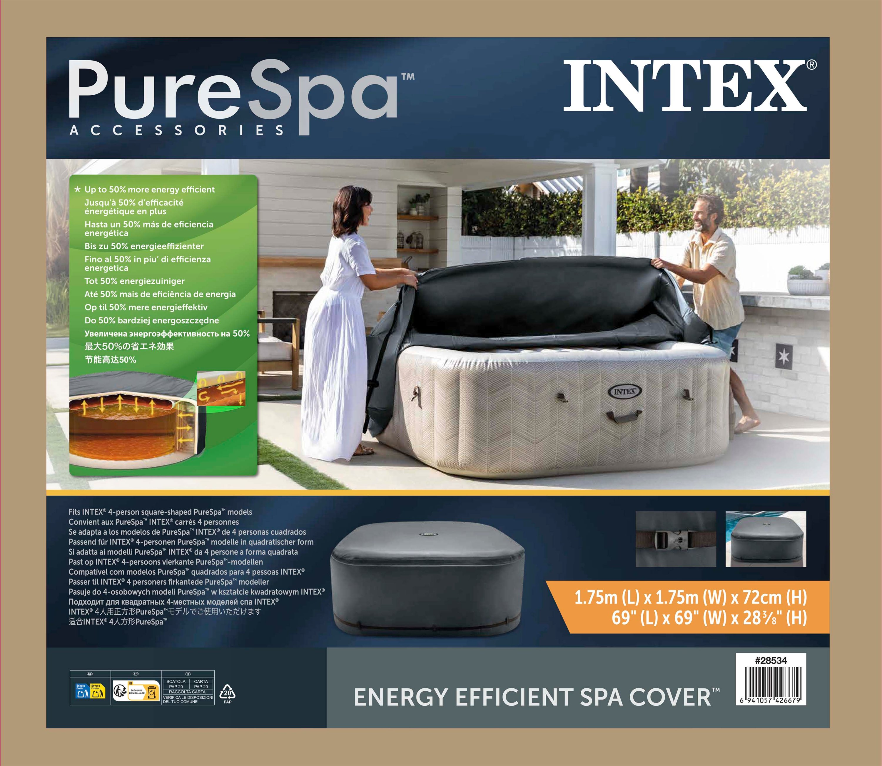 Ein Paar öffnet eine graue Intex Energy Efficient Spa Abdeckung auf einem quadratischen Whirlpool.