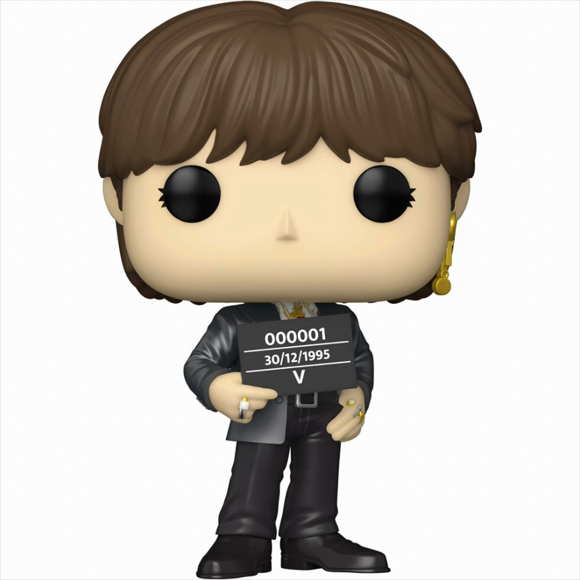 Eine Vinylfigur von V aus BTS in dunklem Anzug mit Häftlingsschild vor weißem Hintergrund.