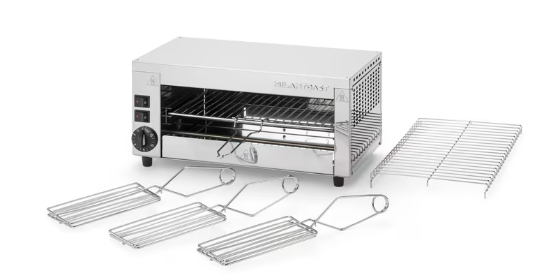 Ein silberner Milantoast Toaster mit drei Zangen und einem Gitter auf weißem Hintergrund.