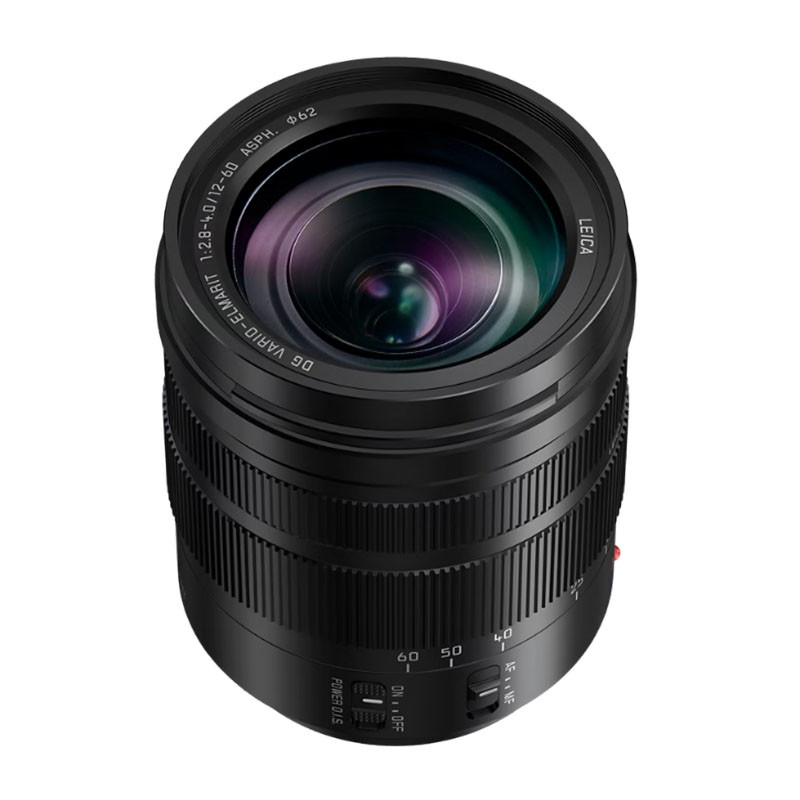 Un obiettivo fotografico Leica nero con scritte bianche e un elemento in vetro riflettente, su sfondo bianco.