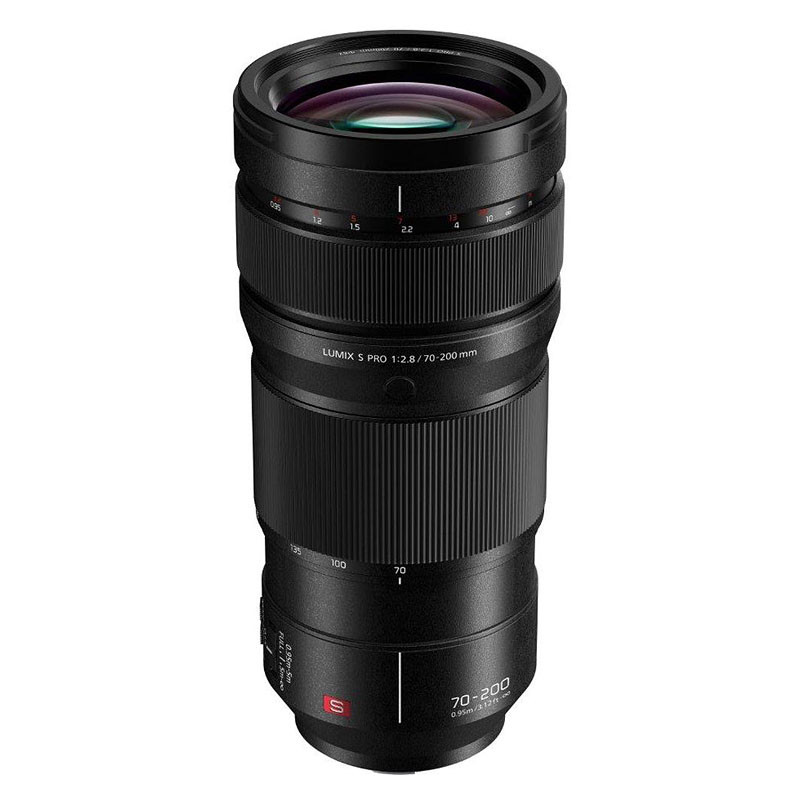 Ein schwarzes Panasonic Lumix S Pro 70-200mm f/2.8 Teleobjektiv steht aufrecht vor weißem Hintergrund.