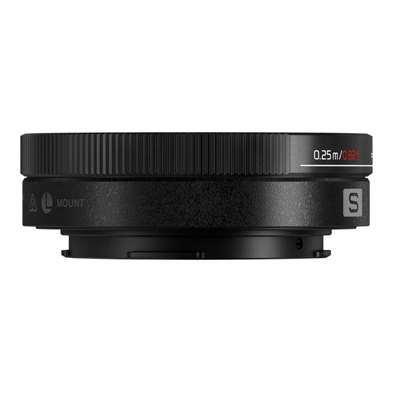 Un adattatore per obiettivi nero con scanalature, testo e logo L-mount su sfondo bianco.