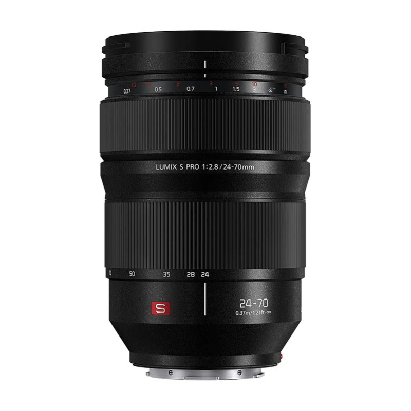 Schwarzes Panasonic Lumix S Pro 24-70mm f/2.8 Kameraobjektiv gegen weißen Hintergrund.