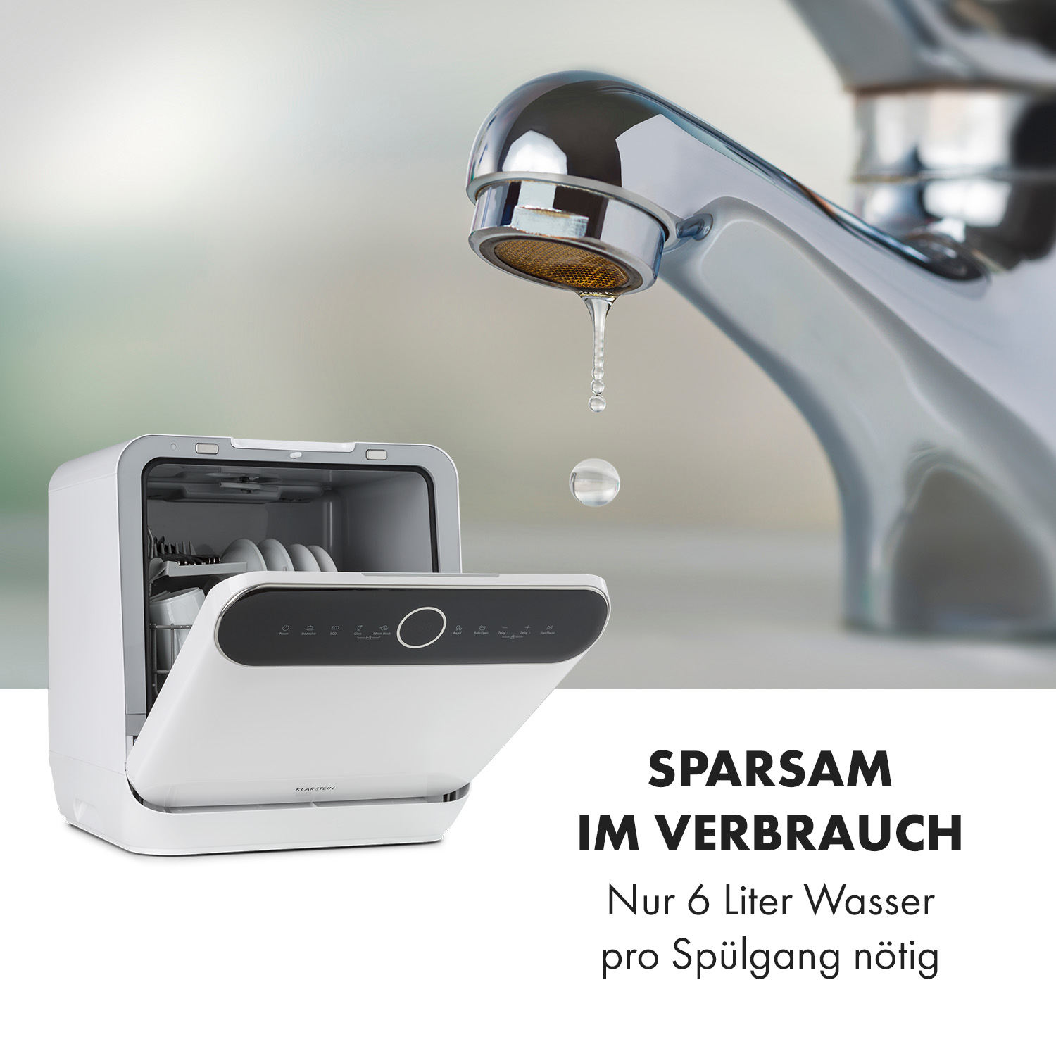 Kompakte weiße Spülmaschine mit geöffneter Tür unter einem Chrom-Wasserhahn, aus dem ein Wassertropfen fällt.