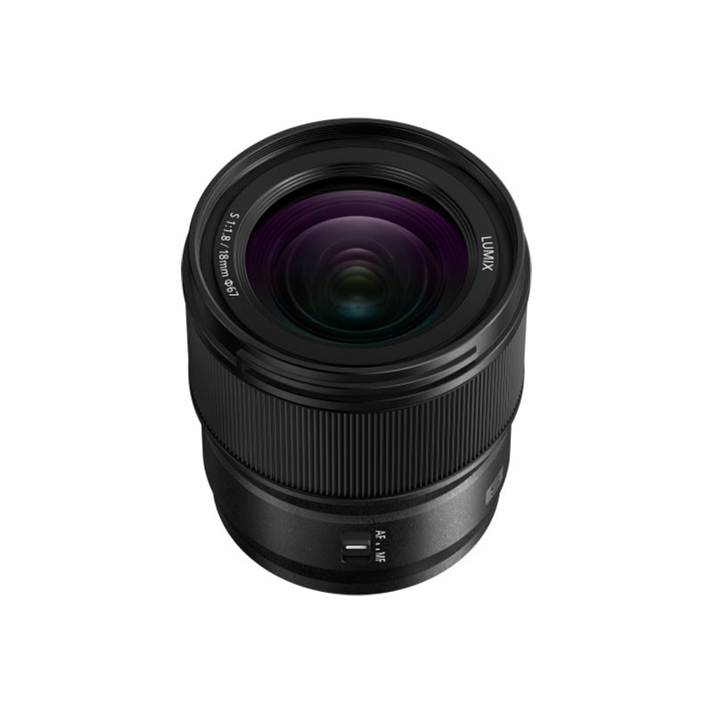 Un obiettivo per fotocamera Lumix nero visto frontalmente su sfondo bianco.