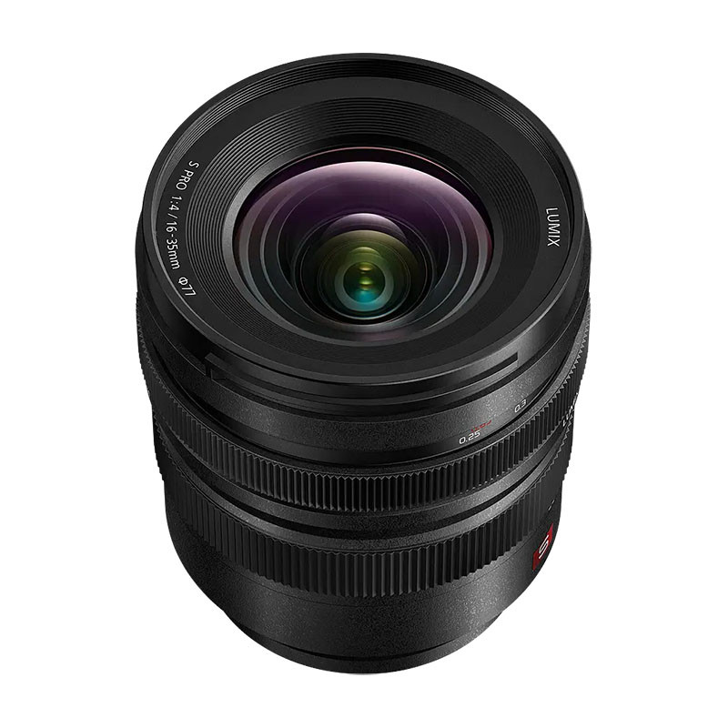 Schwarzes Lumix S Pro 16-35mm f/4 Kameraobjektiv von oben gegen weißen Hintergrund fotografiert.
