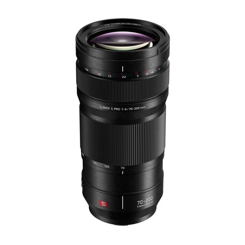Un objectif d'appareil photo Panasonic Lumix S Pro 70-200mm noir sur fond blanc.