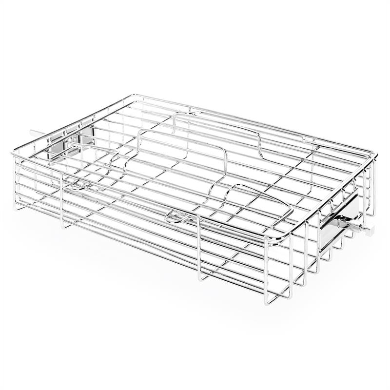 Ein glänzender, silberner Grillkorb aus Draht auf weißem Hintergrund.
