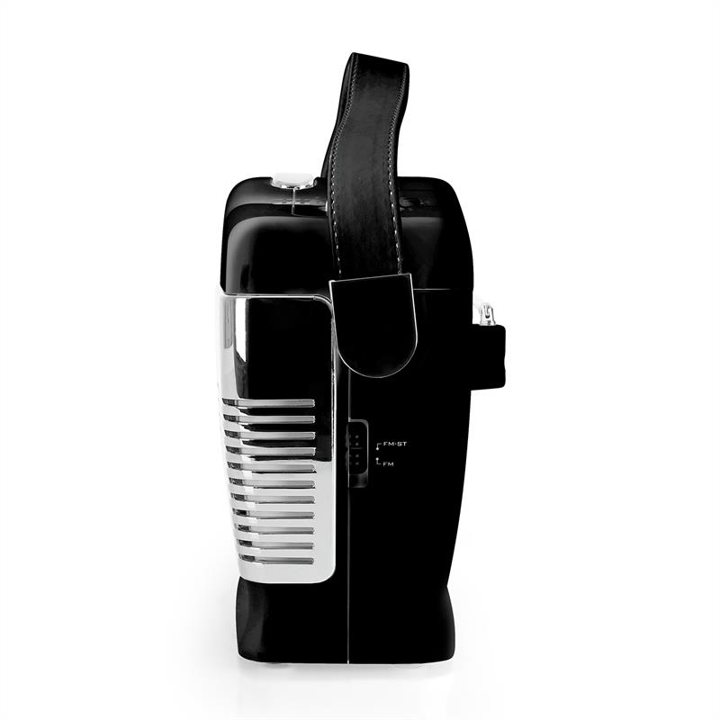 Ein glänzendes schwarzes Radio mit Chromgitter und Lederriemen auf weißem Hintergrund.