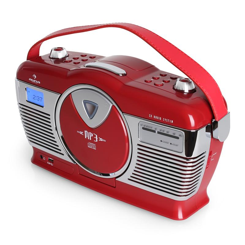 Ein rot-silberner Retro-Boombox mit CD-Player, digitalem Display und Tragegriff vor weißem Hintergrund.