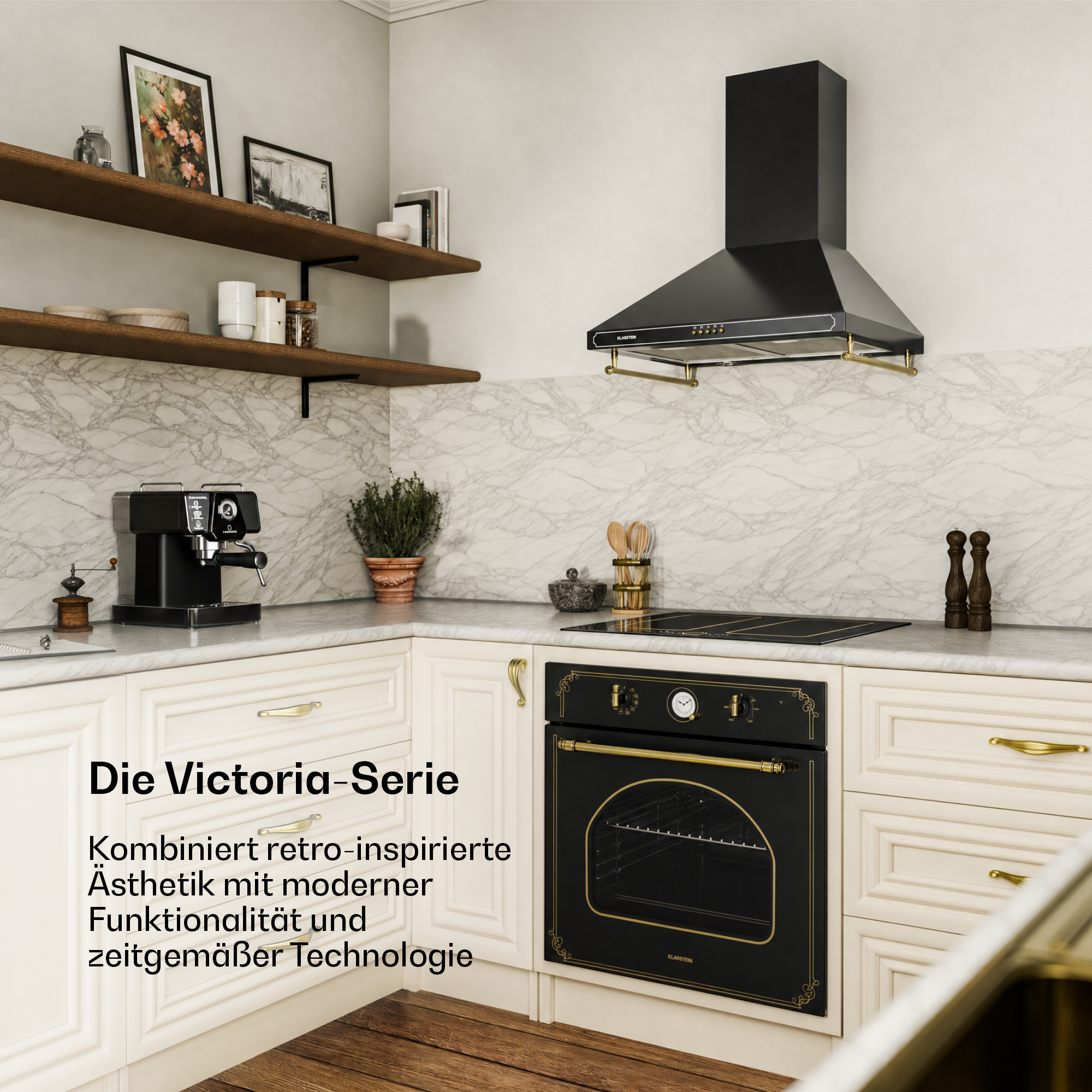 Cucina moderna con mobili crema, forno nero, cappa coordinata, mensole in legno e paraschizzi in marmo.