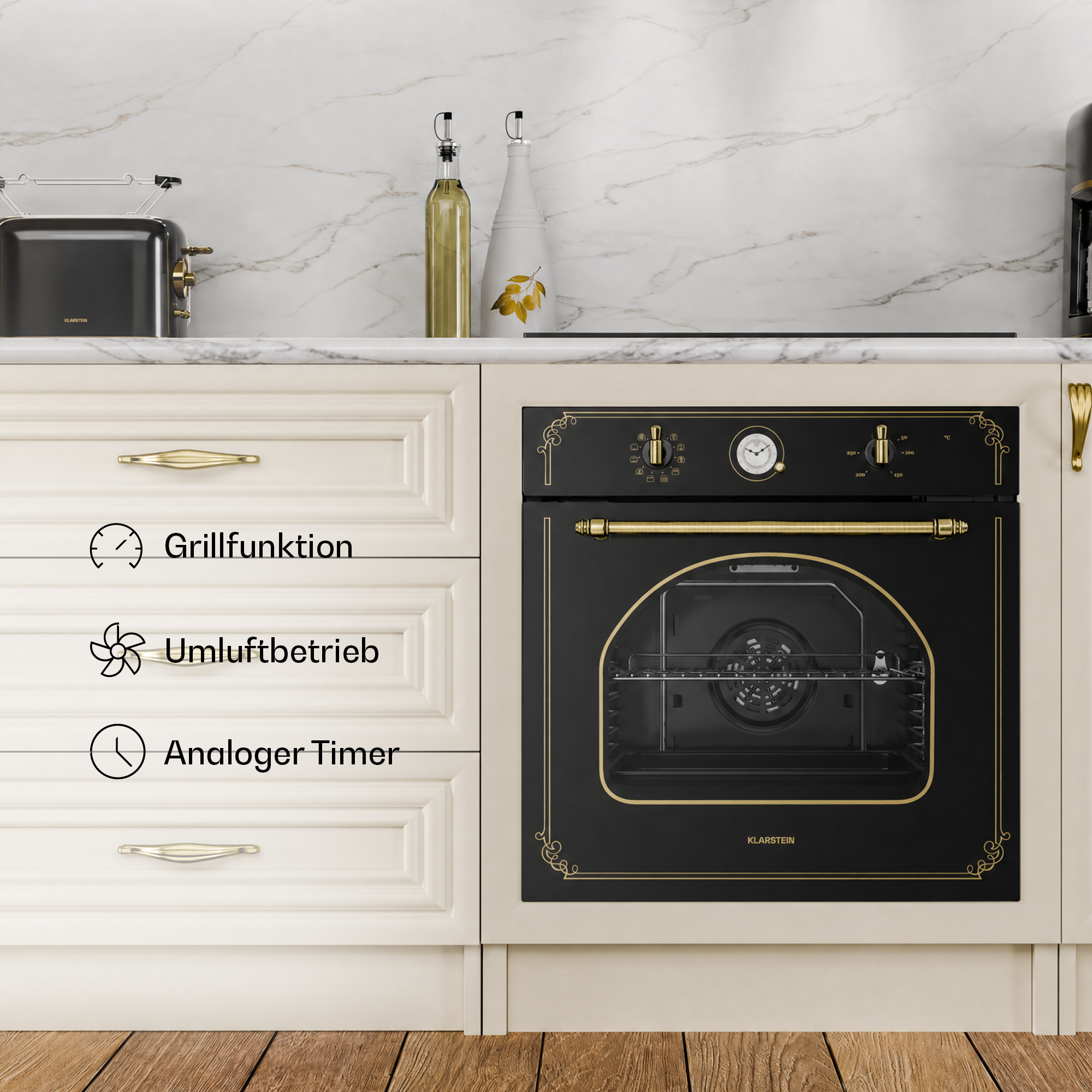Moderna cucina nera da incasso con dettagli dorati, forno e pavimento in legno.