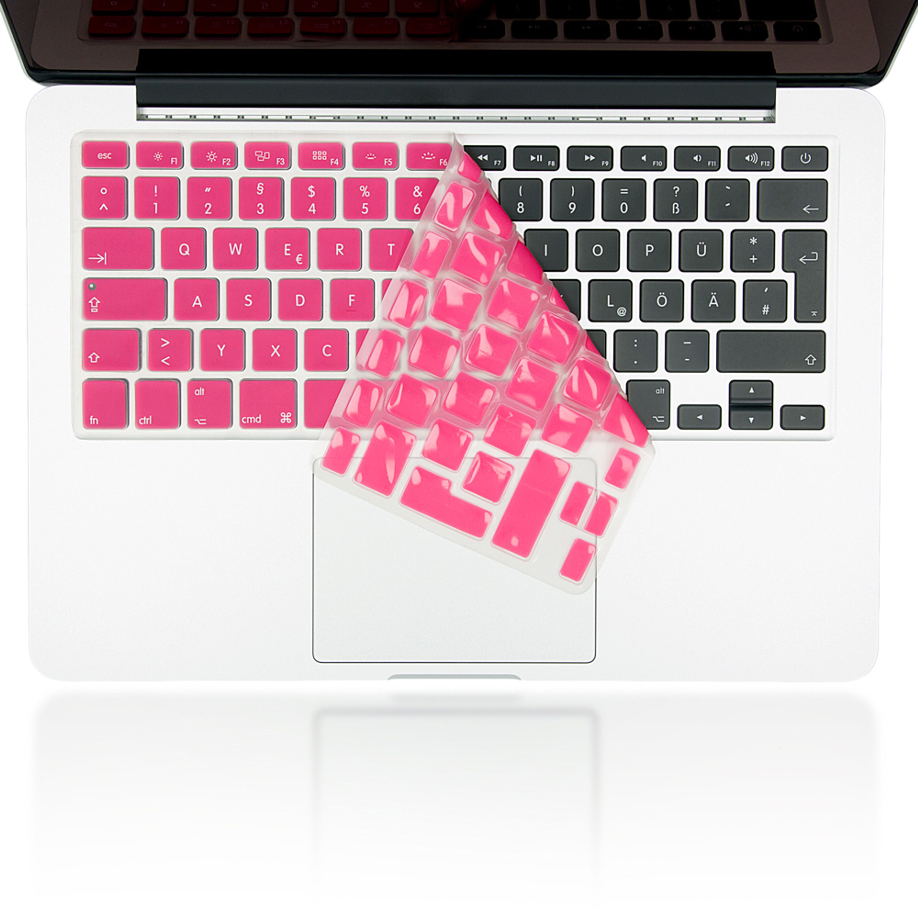 Eine rosafarbene Silikon-Tastaturabdeckung wird teilweise von einer Laptoptastatur abgezogen.