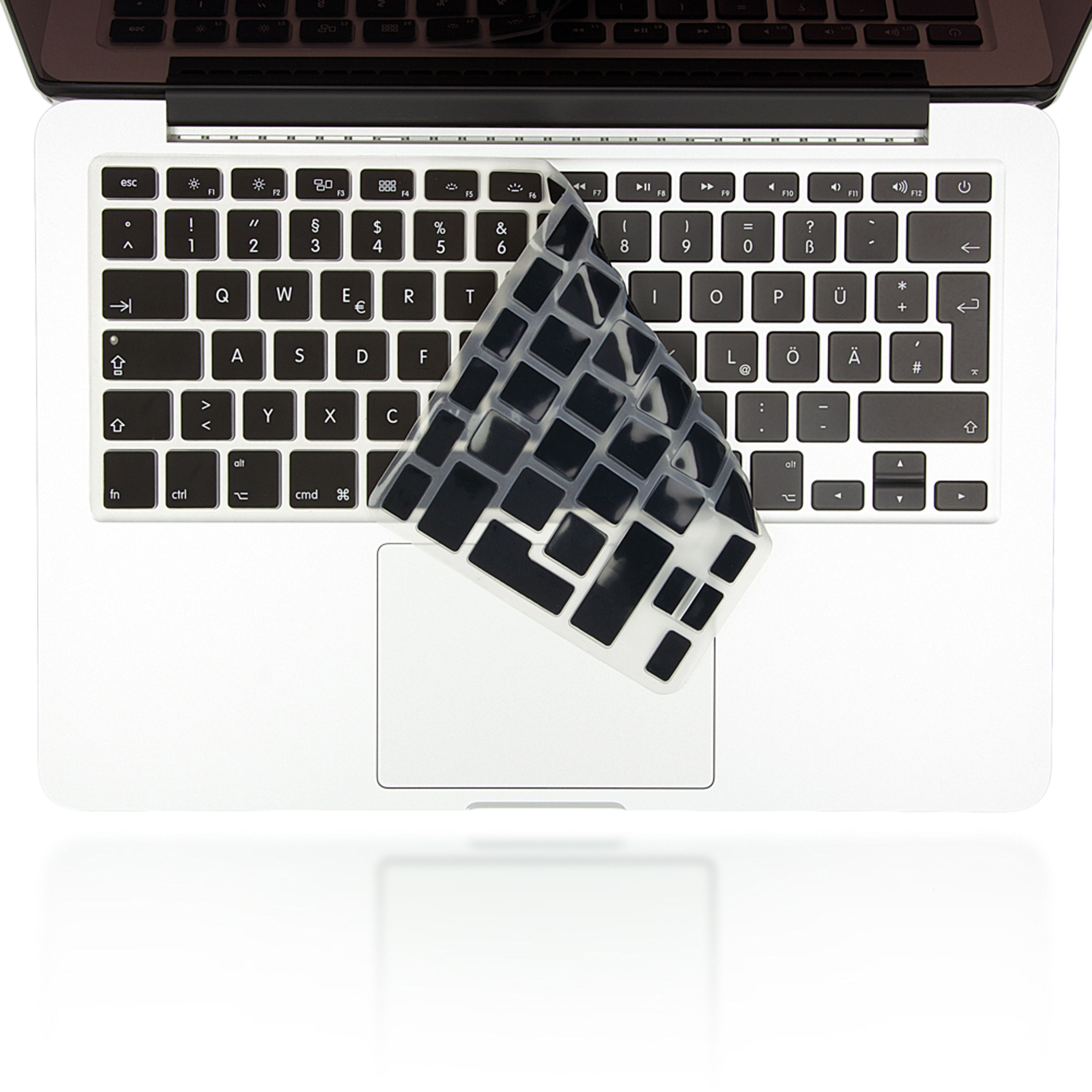 Eine durchsichtig-schwarze Silikon-Tastaturschutzhülle ist teilweise von einer silbernen Laptop-Tastatur abgezogen.