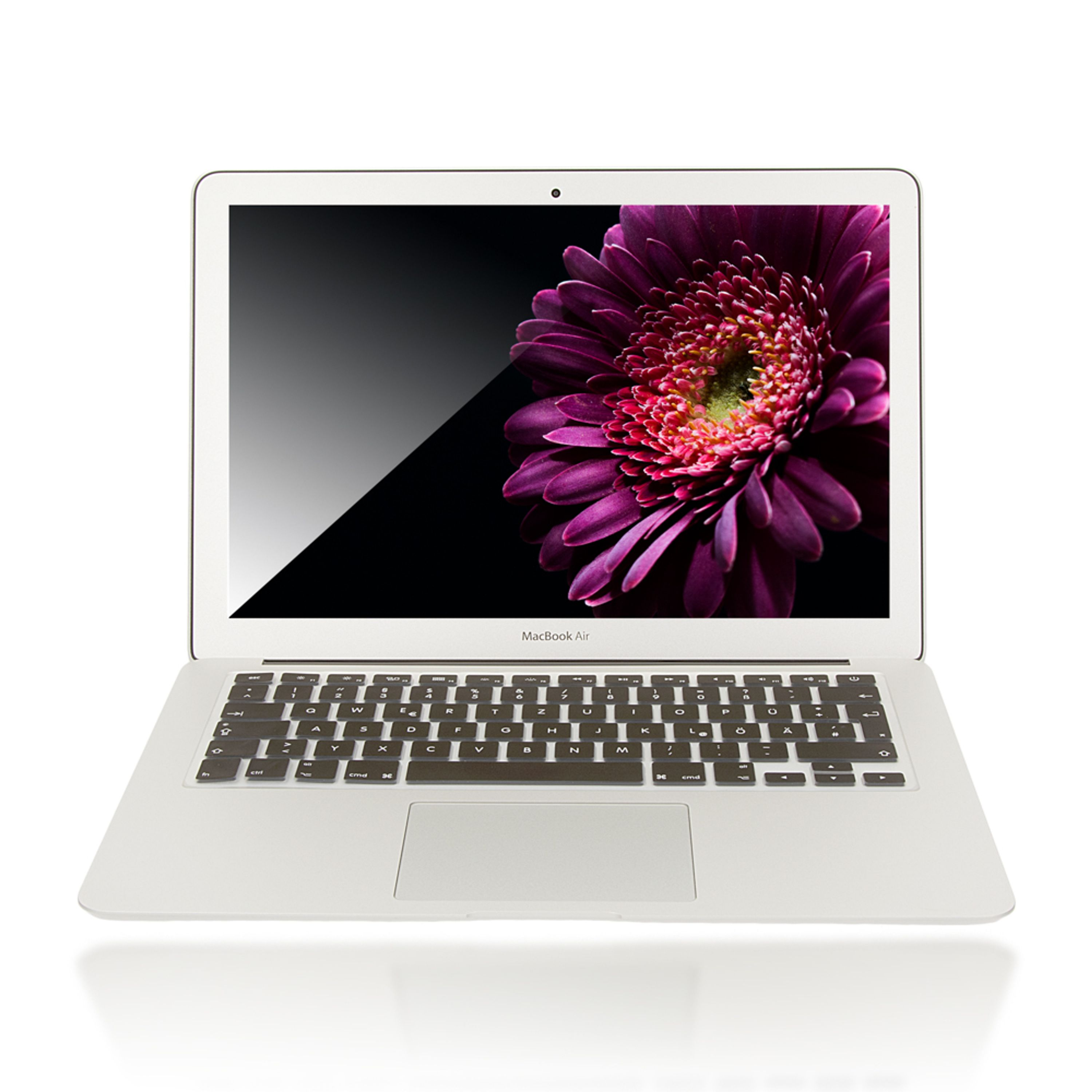Ein silberner Laptop mit Tastatur und schwarzem Bildschirm zeigt ein lebendiges, violettes Gerbera-Hintergrundbild.