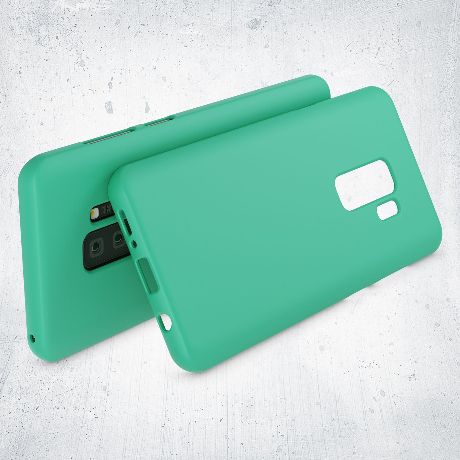 Due cover per telefono verde menta su una superficie grigio chiaro strutturata.