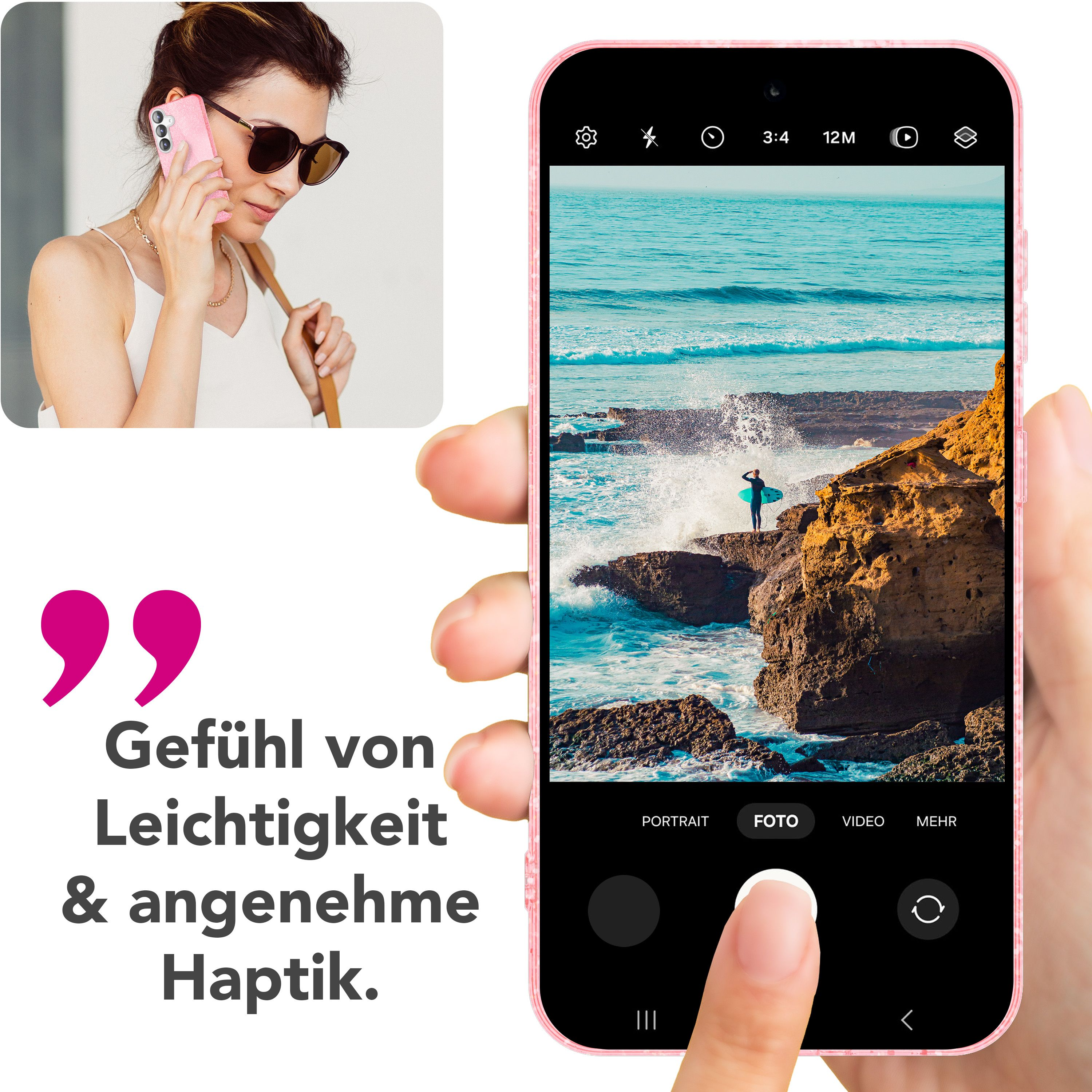 Mano regge smartphone rosa con foto di spiaggia; a sinistra testo e donna al telefono.
