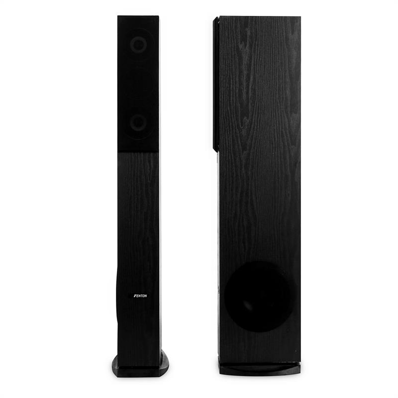 Dos altavoces de torre Fenton negros y altos sobre un fondo blanco.
