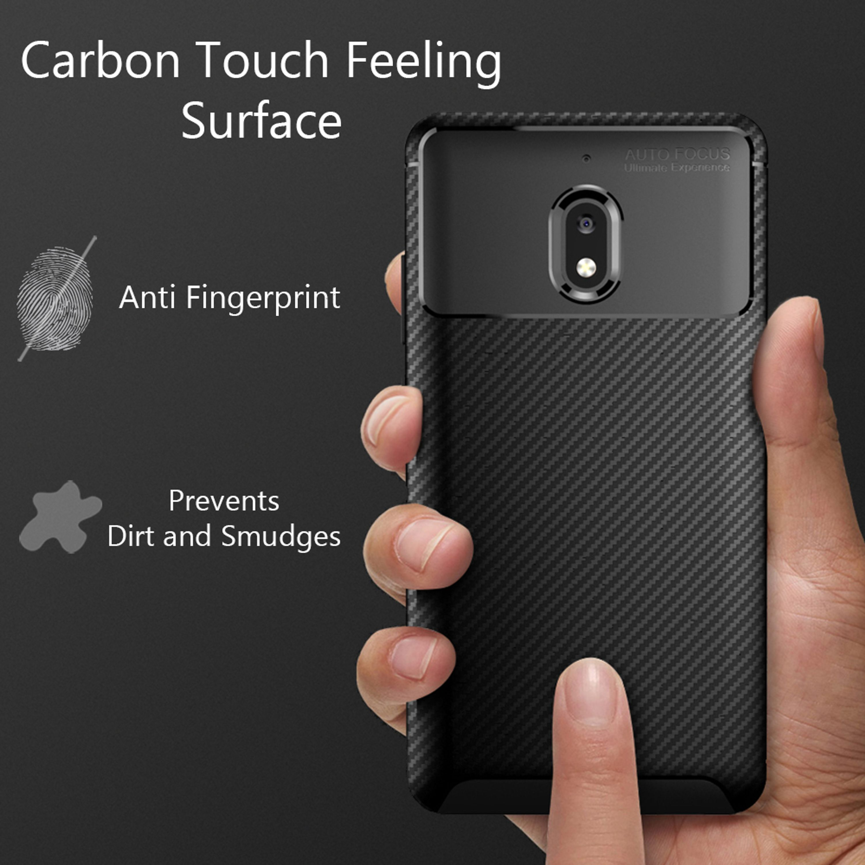 Eine Hand hält eine schwarze Carbon-Handyhülle mit Anti-Fingerabdruck-Funktion.