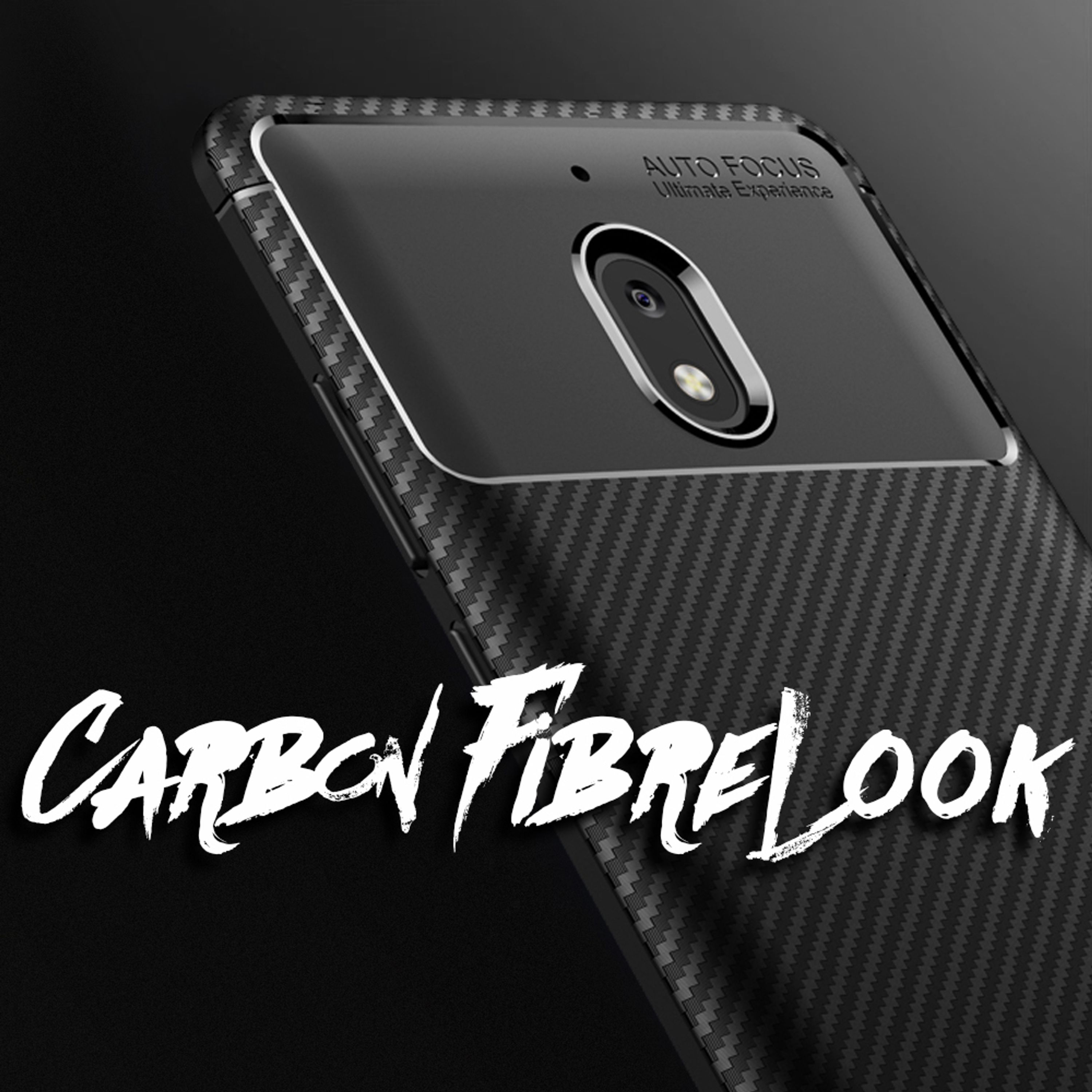 Smartphone in einer schwarzen Karbonfaser-Schutzhülle auf dunklem Hintergrund.