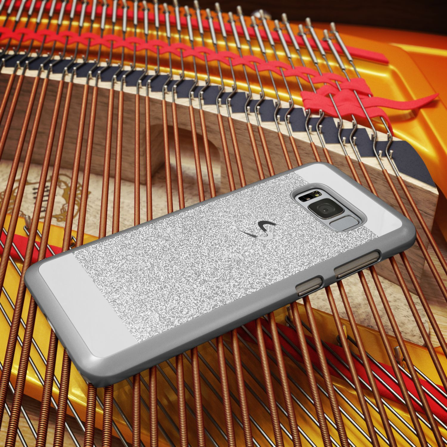 Ein Smartphone mit silberglitzender Hülle liegt auf den Saiten eines Klaviers.