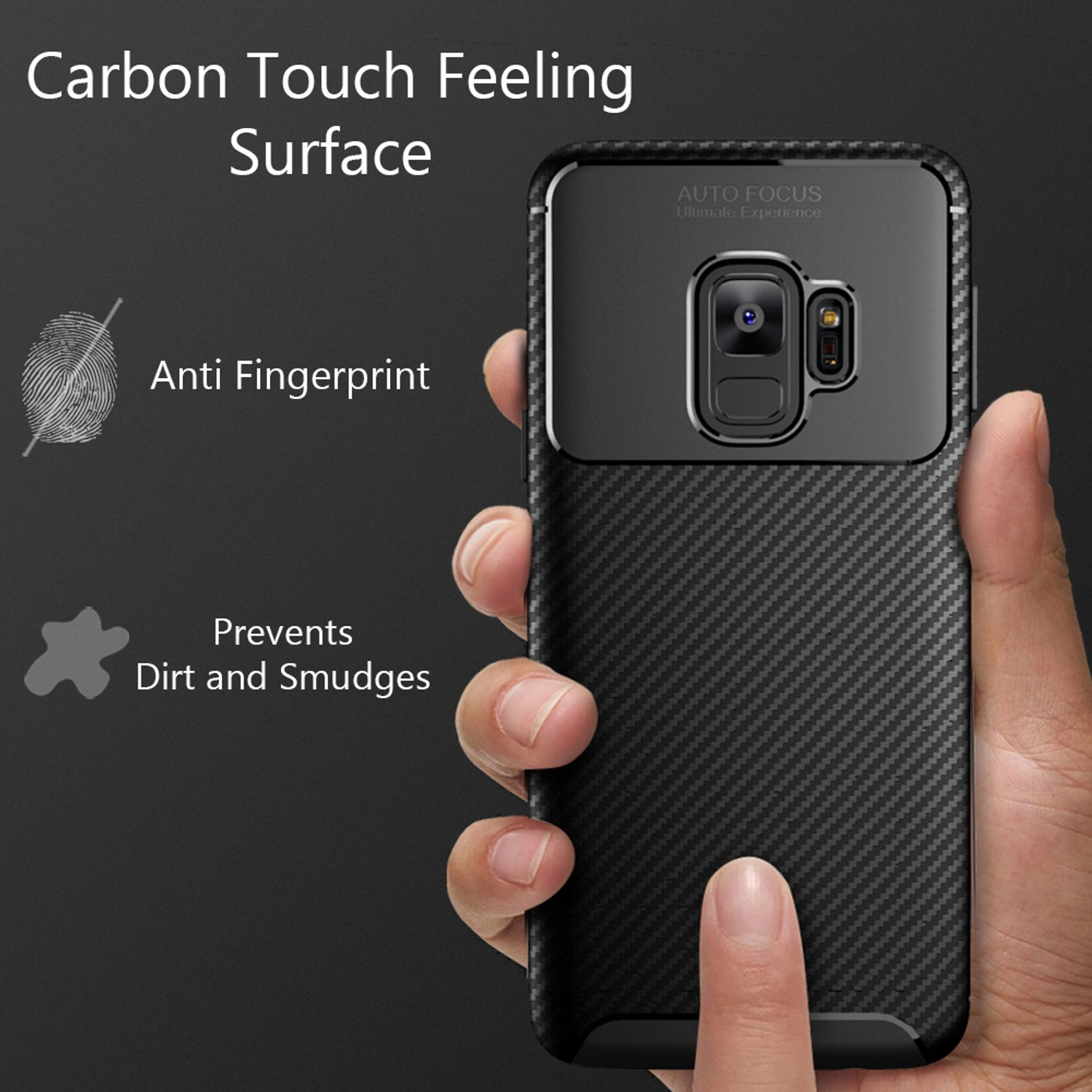 Mano che tiene uno smartphone con custodia protettiva in carbonio nero.