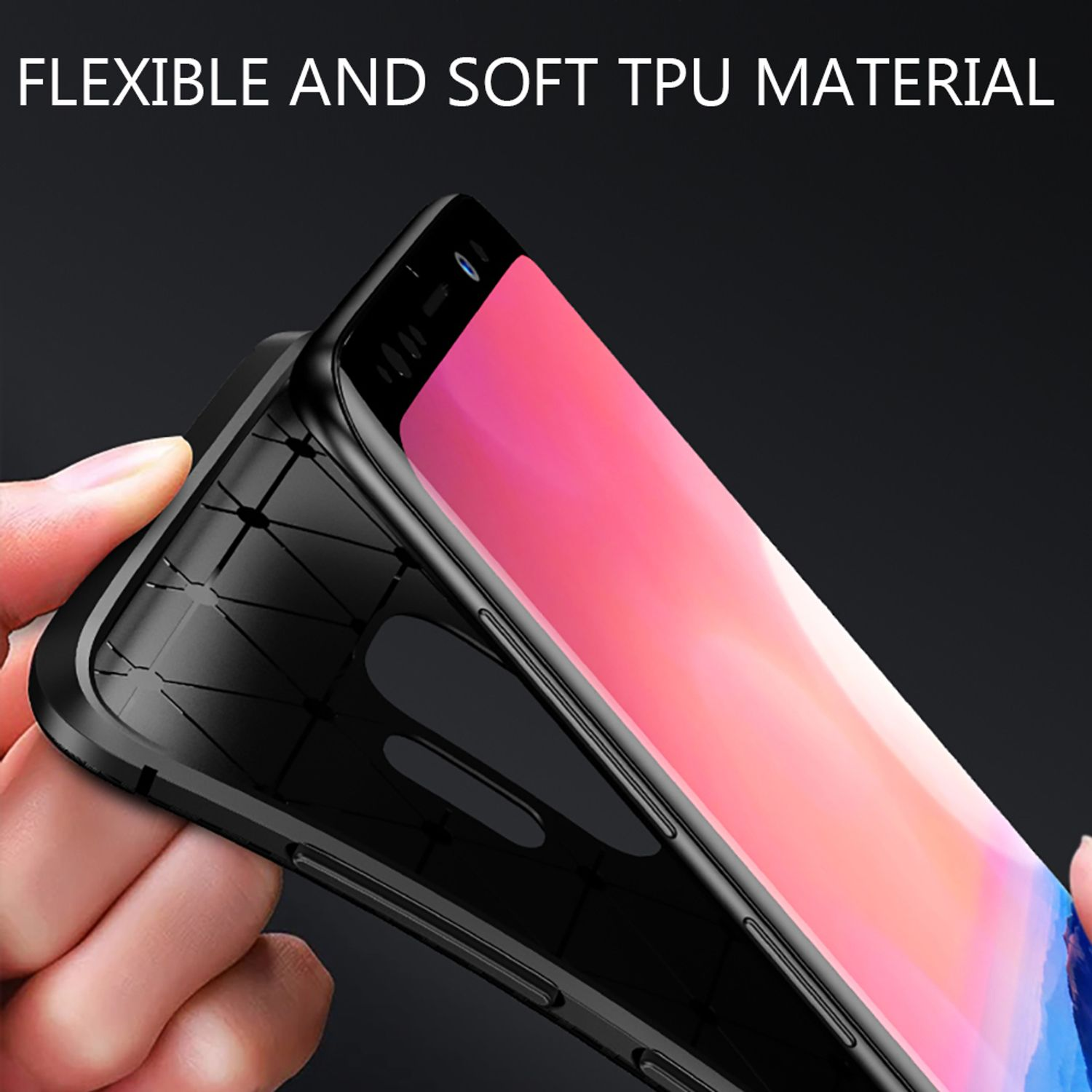 Mano che tiene una custodia per telefono in TPU nera flessibile accanto a uno smartphone.