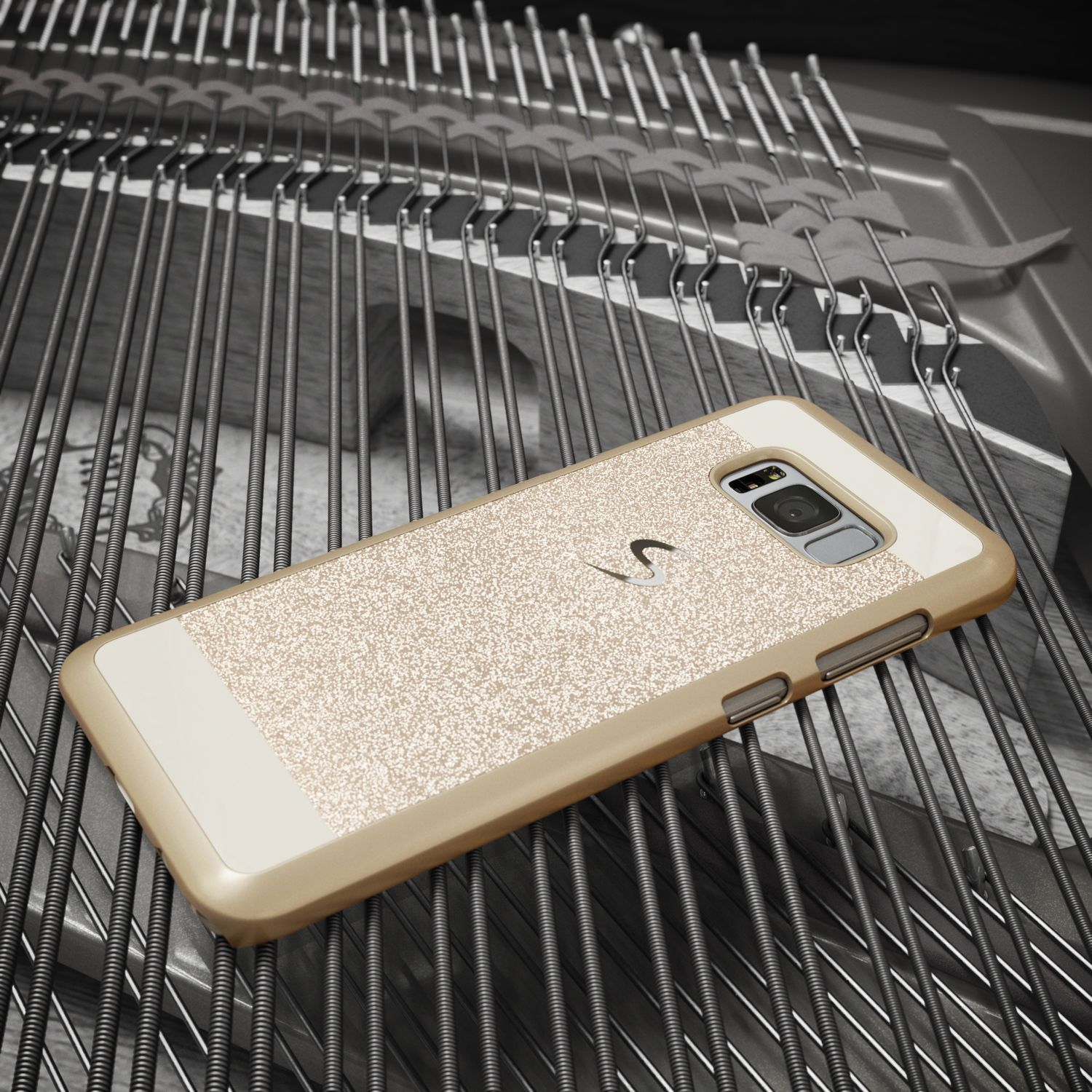 Ein goldenes Smartphone mit Glitzerhülle liegt auf den Saiten eines Klaviers.