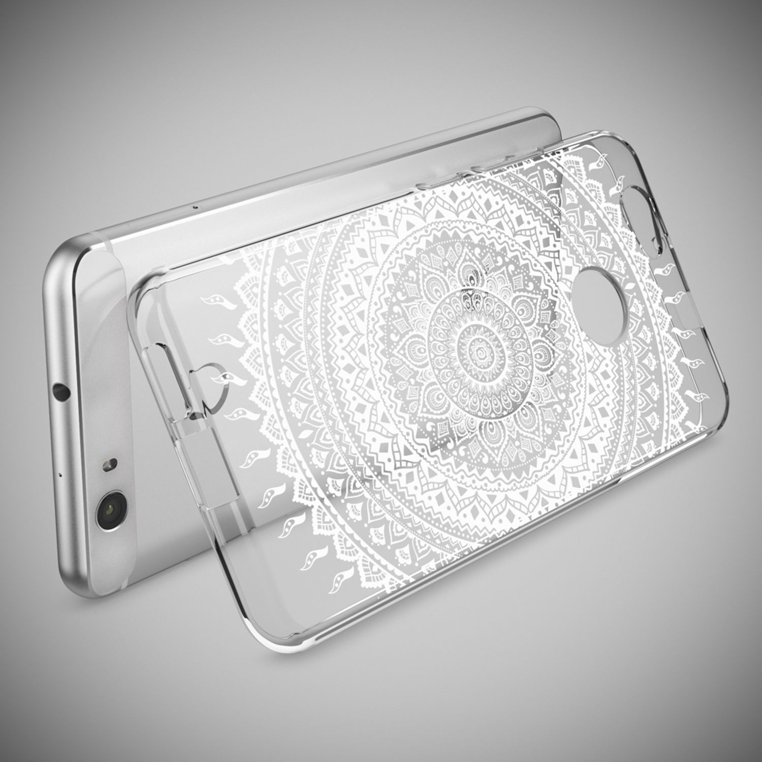 Eine transparente Handyhülle mit weißem Mandala-Muster liegt vor einem silbernen Smartphone auf grauem Hintergrund.