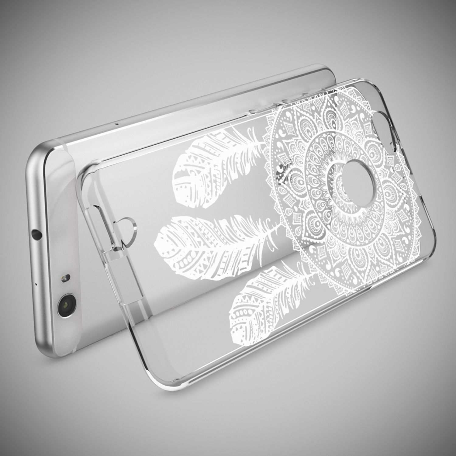 Transparente Handyhülle mit weißem Mandalamuster und Federn, vor einem Smartphone platziert auf grauem Hintergrund.
