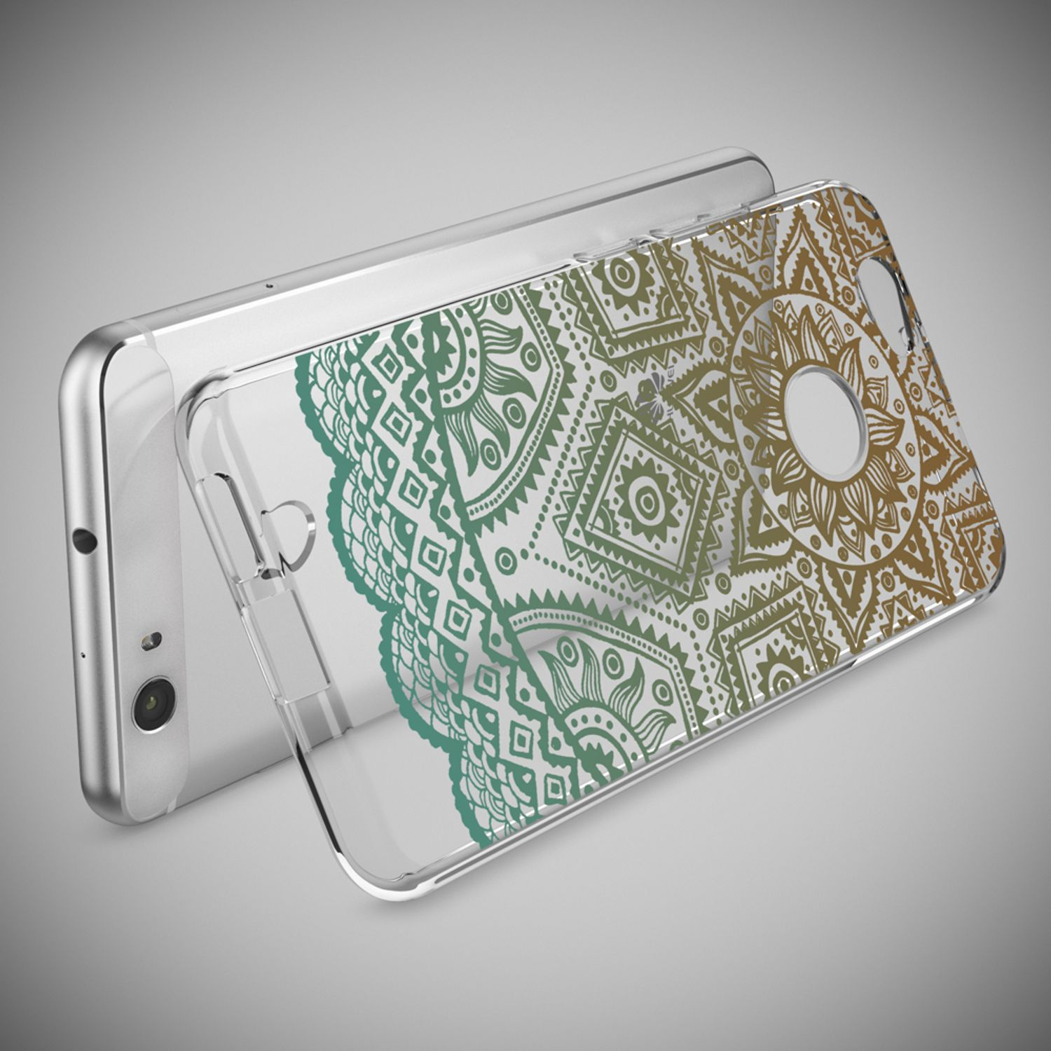 Ein silbernes Smartphone mit transparenter Hülle mit grün-braunem Mandalamuster vor grauem Hintergrund.