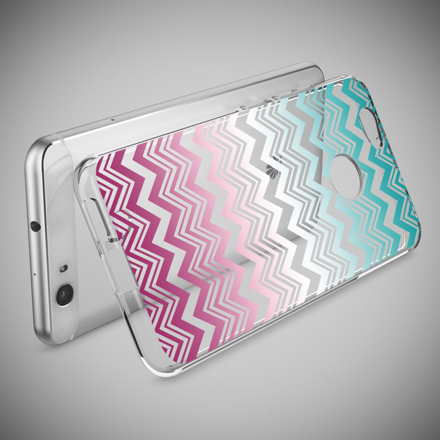 Eine silberne Smartphone-Hülle mit einem Muster aus rosa und türkisfarbenen Zickzacklinien liegt auf grauem Grund.