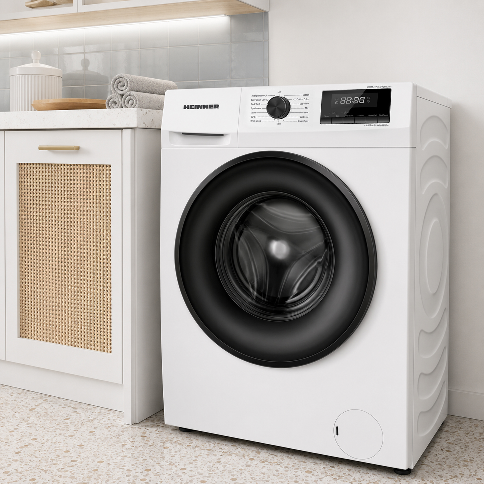 Un lave-linge Heinner blanc se trouve dans une cuisine moderne aux placards beige et blanc.