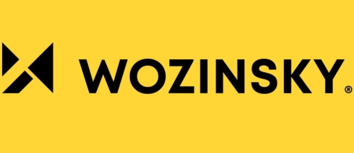 Logo nero Wozinsky con un simbolo X geometrico su sfondo giallo brillante.