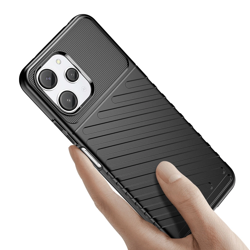 Eine Hand hält eine schwarze, texturierte Smartphone-Hülle vor weißem Hintergrund.