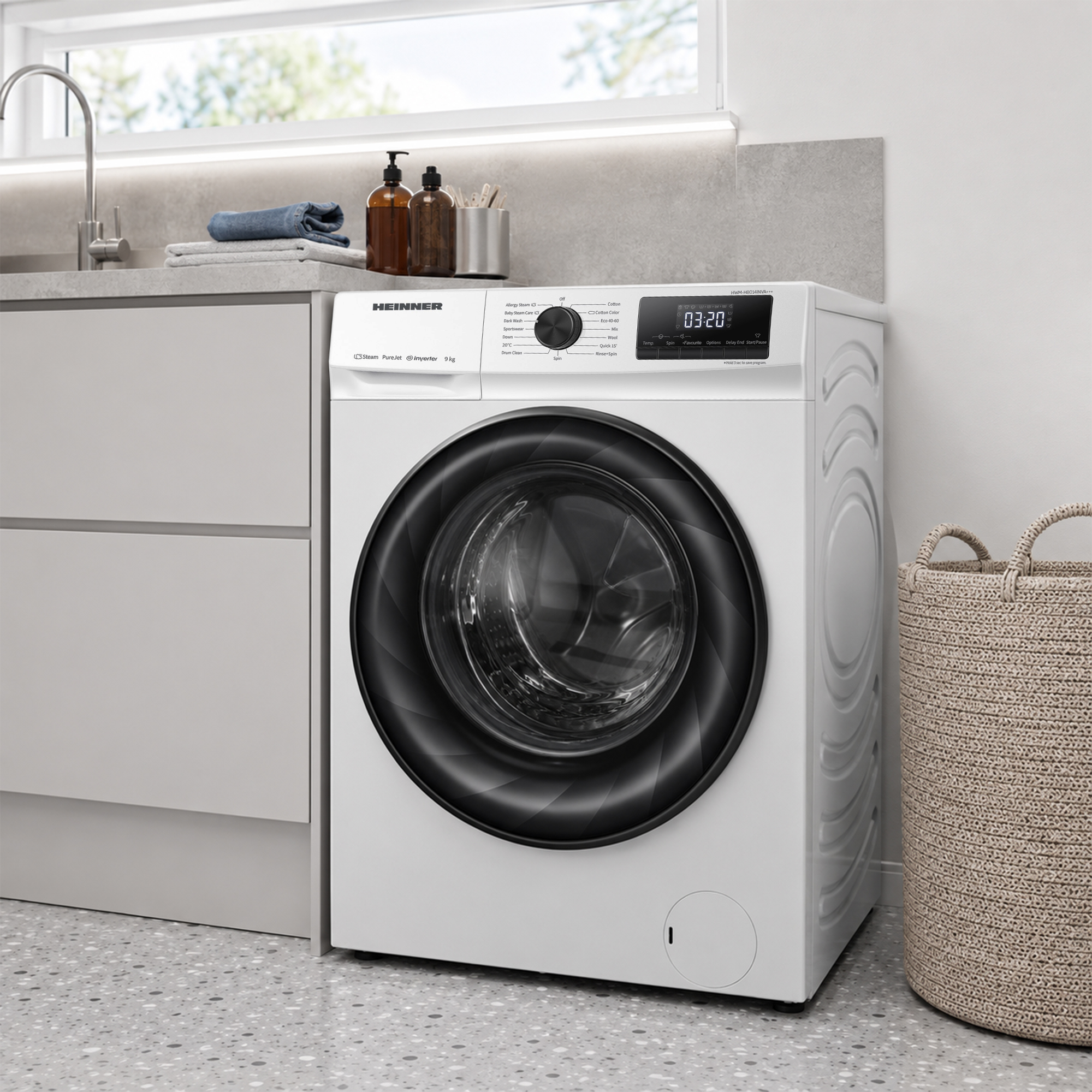 Un lave-linge blanc Heinner dans une cuisine moderne avec des comptoirs gris et un panier.