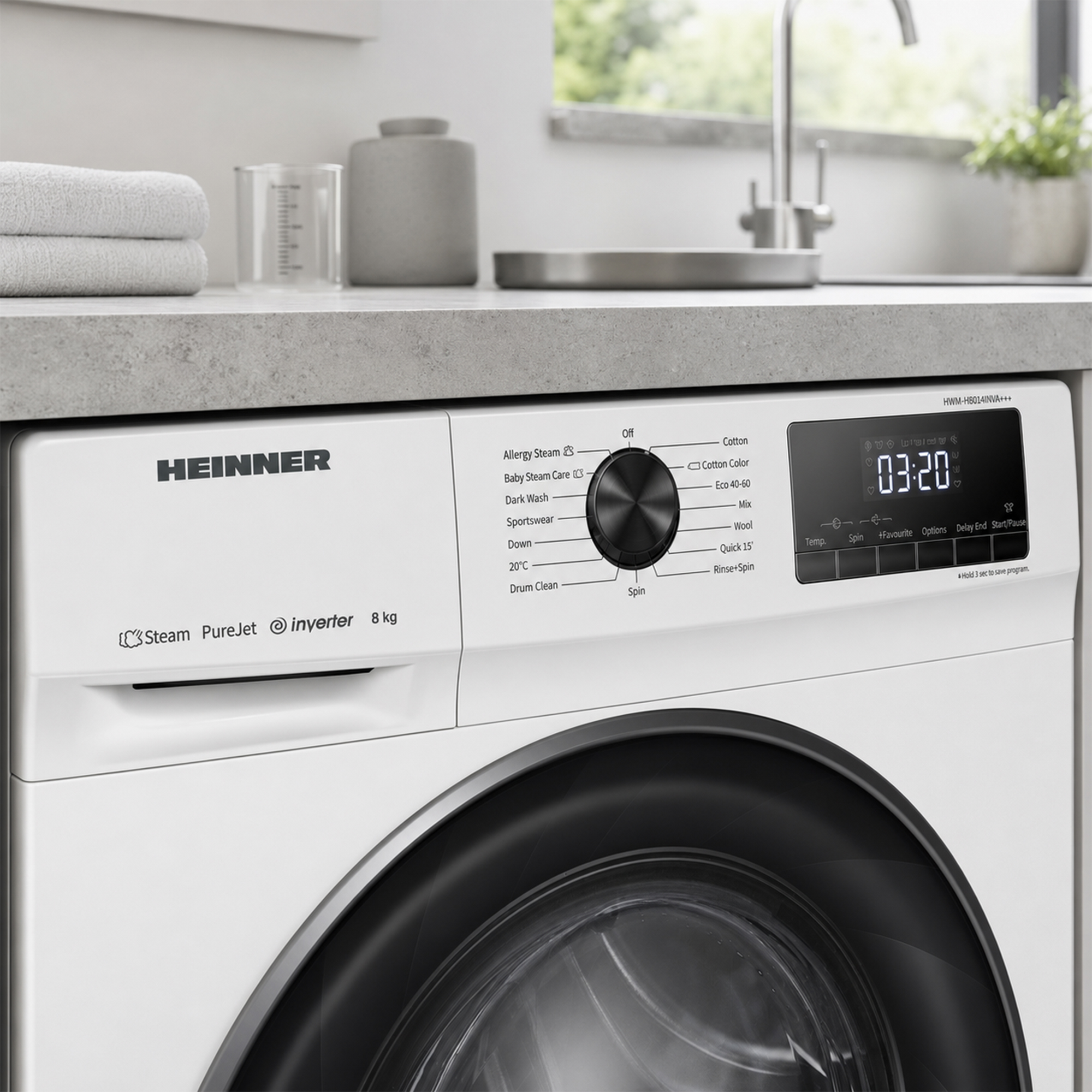 Un lave-linge blanc Heinner avec écran numérique et molette sur un plan de travail dans une cuisine.