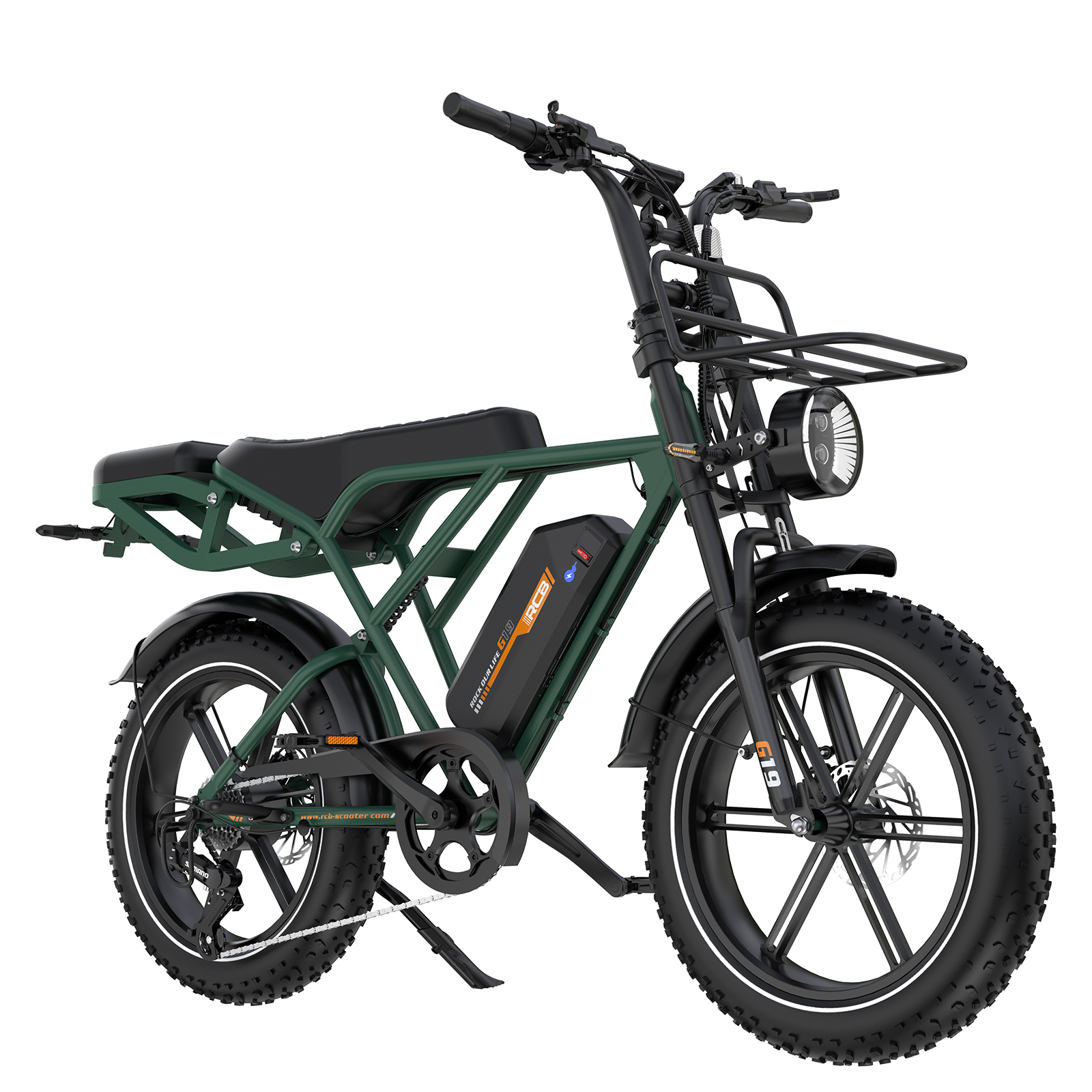 Bicicleta eléctrica verde con cuadro grueso, parrillas, batería grande, faro y neumáticos anchos sobre fondo blanco.