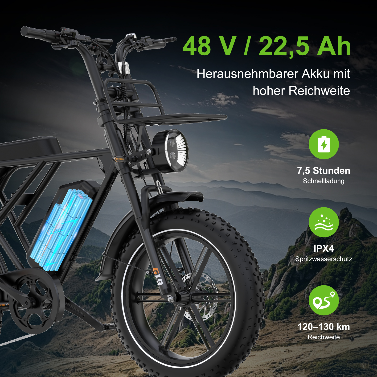 Ein schwarzes E-Bike mit leuchtendem Akku-Symbol, Frontgepäckträger und groben Reifen vor Bergkulisse.